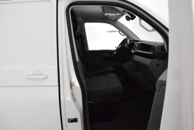 Volkswagen TRANSPORTER 2.0 TDI 150pk DSG L2H1 30 Highline LED Trekhaak Camera Standkachel Navigatie Stoelverwarming