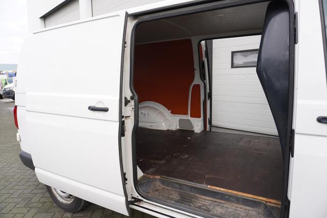 Volkswagen TRANSPORTER 2.0 TDI 150PK L2 AUTOMAAT EURO 6 2 x Schuifdeur - Airco - Cruise - Trekhaak - ¤13.900,- Excl.