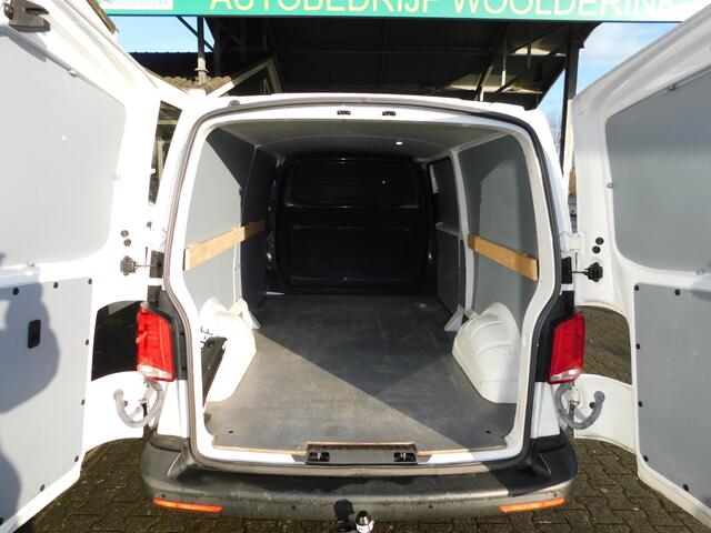 Volkswagen TRANSPORTER 2.0TDI L2H1 110PK! All-in Prijs! Trekhaak! Carplay