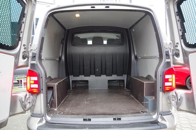 Volkswagen TRANSPORTER 2.0 TDI L2 DC-5P 204PK AUT. LED, LEDER, 2X SCHUIFDEUR, ADAPT. CRUISE, CAMERA, TREKHAAK, NAVI DUBBELE CABINE FOTO'S