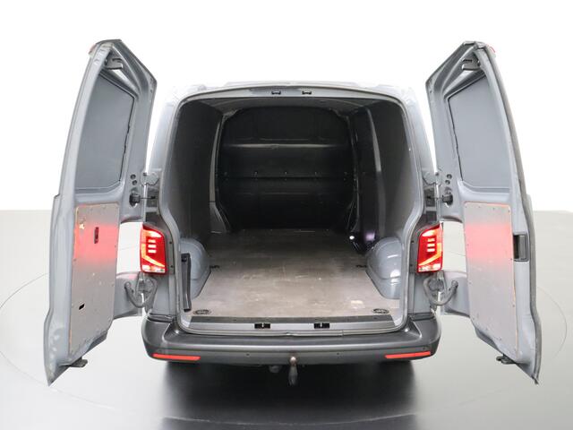 Volkswagen TRANSPORTER 2.0TDI 150PK Lang DSG Automaat Achterdeuren | Navigatie | Camera | 3-Persoons | 2500Kg Trekhaak