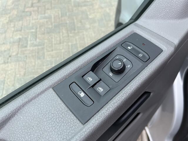 Volkswagen TRANSPORTER 2.0 TDI L2H1 28 / TREKHAAK/ RADIO/ BLUETOOTH/ PARK. SENSOREN/ AIRCO/ 3 PERSOONS