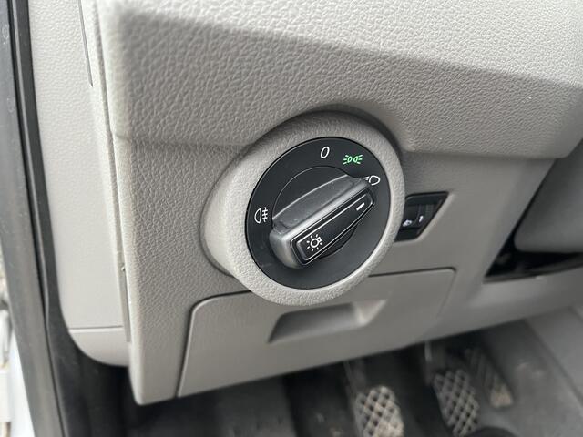 Volkswagen TRANSPORTER 2.0 TDI L2H1 28 / TREKHAAK/ RADIO/ BLUETOOTH/ PARK. SENSOREN/ AIRCO/ 3 PERSOONS