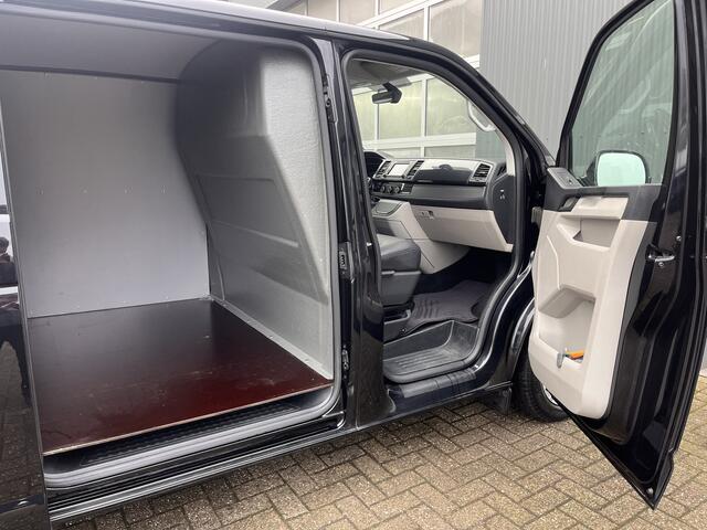 Volkswagen TRANSPORTER 2.0 TDI L2H1 Luchtvering achter Airco Cruise controle Camera Navigatie Apple carplay Trekhaak 2500kg Parkeerhulp voor en achter Euro 6 Dealer onderhouden!! Bpm vrij voor particulier gebruik!!