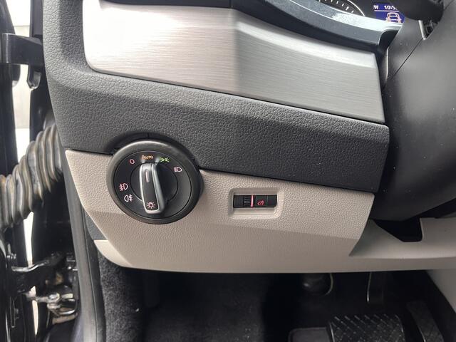 Volkswagen TRANSPORTER 2.0 TDI L2H1 Luchtvering achter Airco Cruise controle Camera Navigatie Apple carplay Trekhaak 2500kg Parkeerhulp voor en achter Euro 6 Dealer onderhouden!! Bpm vrij voor particulier gebruik!!