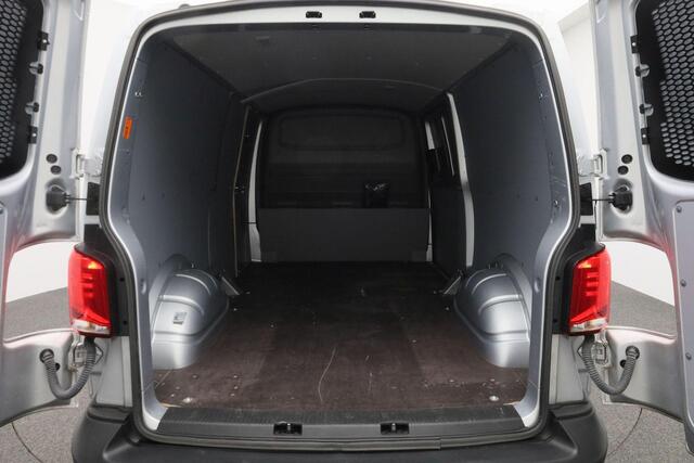 Volkswagen TRANSPORTER 2.0 TDI 150 pk L2H1 28 Comfortline | 3-zits | Parkeersensoren achter | Navigatie | Apple Carplay / Android Auto
