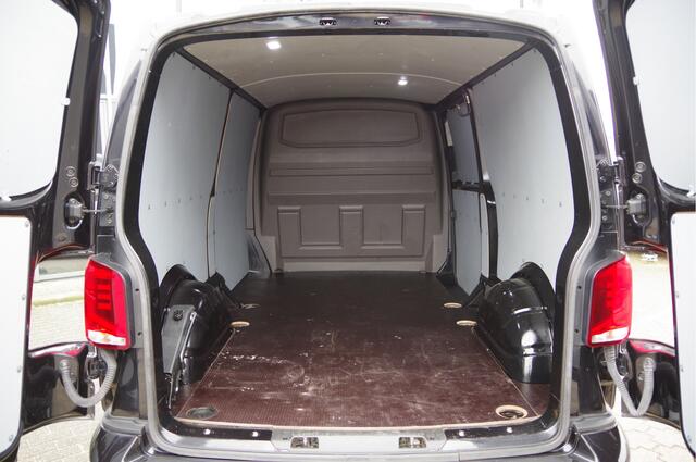Volkswagen TRANSPORTER 2.0 TDI L2 150PK AUT. TREKHAAK, CAMERA, NAVI, CRUISE, AIRCO, PARKEERSENSOREN, NL AUTO, NAP