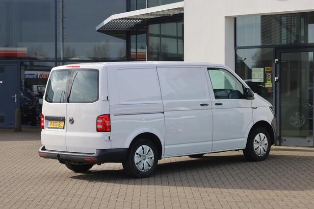 Volkswagen TRANSPORTER 2.0 TDI L1H1 Economy 84PK / 62kW, Elektrisch verstel- en verwarmbare buitenspiegels, airco, trekhaak, comfortstoel, armsteun, Apple Carplay / Android Auto, 3-zits, achterdeuren met ruiten, nieuw door ons geleverd en onderhouden