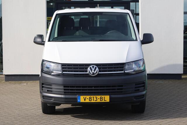 Volkswagen TRANSPORTER 2.0 TDI L1H1 Economy 84PK / 62kW, Elektrisch verstel- en verwarmbare buitenspiegels, airco, trekhaak, comfortstoel, armsteun, Apple Carplay / Android Auto, 3-zits, achterdeuren met ruiten, nieuw door ons geleverd en onderhouden