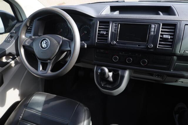 Volkswagen TRANSPORTER 2.0 TDI L1H1 Economy 84PK / 62kW, Elektrisch verstel- en verwarmbare buitenspiegels, airco, trekhaak, comfortstoel, armsteun, Apple Carplay / Android Auto, 3-zits, achterdeuren met ruiten, nieuw door ons geleverd en onderhouden