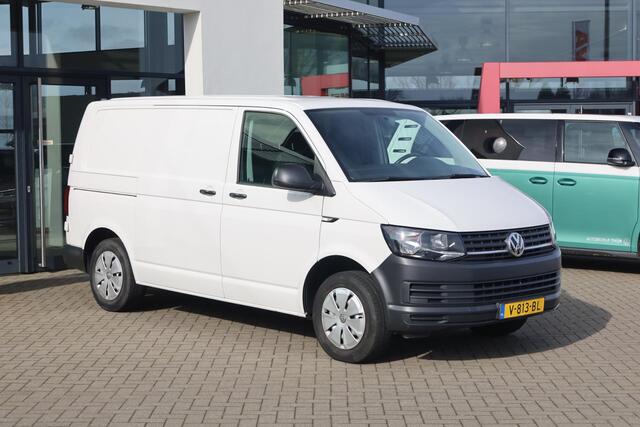 Volkswagen TRANSPORTER 2.0 TDI L1H1 Economy 84PK / 62kW, Elektrisch verstel- en verwarmbare buitenspiegels, airco, trekhaak, comfortstoel, armsteun, Apple Carplay / Android Auto, 3-zits, achterdeuren met ruiten, nieuw door ons geleverd en onderhouden