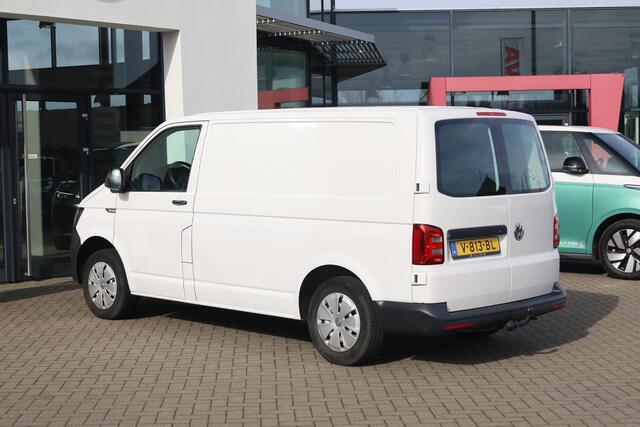 Volkswagen TRANSPORTER 2.0 TDI L1H1 Economy 84PK / 62kW, Elektrisch verstel- en verwarmbare buitenspiegels, airco, trekhaak, comfortstoel, armsteun, Apple Carplay / Android Auto, 3-zits, achterdeuren met ruiten, nieuw door ons geleverd en onderhouden