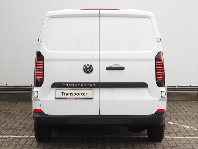 Volkswagen TRANSPORTER 2.0 TDI L1H1 28 | BPM-vrij | Achterdeuren | Cruise control | Parkeersensoren | App-connect | Airco |