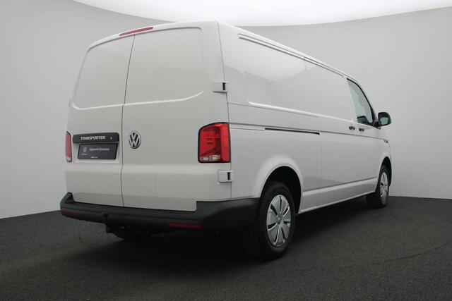 Volkswagen TRANSPORTER 2.0 TDI 150 pk DSG L2H1 28 Highline | Trekhaak | 3-zits | Parkeersensoren achter | Cruise Control