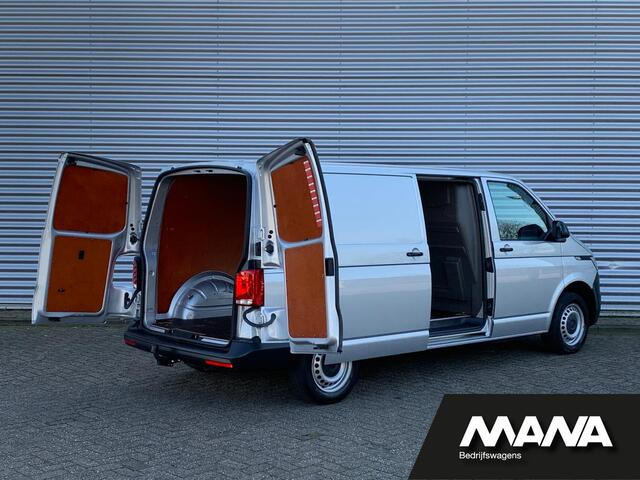 Volkswagen TRANSPORTER 2.0TDI L2H1 28 Airco Cruise Sensoren Trekhaak Betonplex Airbag 12V CarPlay Wandbekleding Bijrijdersbank DIN