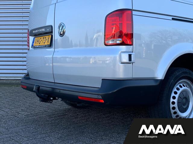 Volkswagen TRANSPORTER 2.0TDI L2H1 28 Airco Cruise Sensoren Trekhaak Betonplex Airbag 12V CarPlay Wandbekleding Bijrijdersbank DIN