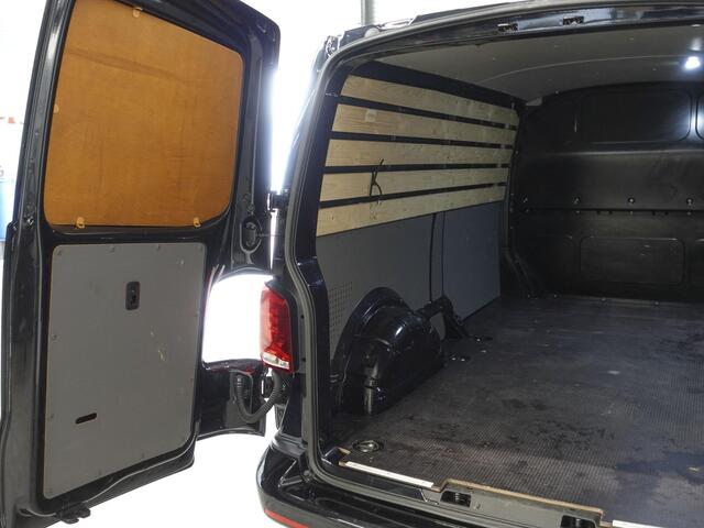 Volkswagen TRANSPORTER 2.0 TDI L2H1 Highline Automaat Airco Navi Parkeersensoren Trekhaak Lichtmetalen velgen