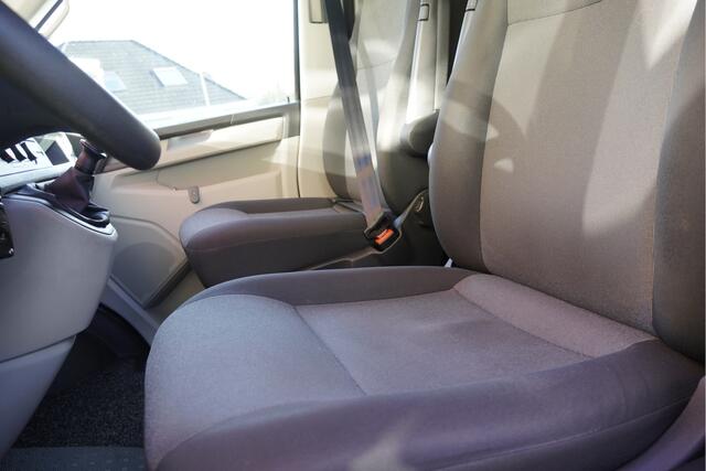 Volkswagen TRANSPORTER 2.0 TDI L2H1 Comfortline Plus BJ2019 Pdc | Navi | Trekhaak | Verwarmd voorruit | App-Connect | Airco | Cruise control | Getint glas | Achterdeuren | Tussenschot | Zijdeur