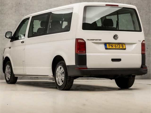 Volkswagen TRANSPORTER Kombi 2.0 TDI L2H1 (8 PERSOONS, APPLE CARPLAY, NAVIGATIE, BLUETOOTH, AIRCO, ELEK PAKKET, ARMSTEUN, SPORTSTOELEN, NIEUWE APK, NIEUWSTAAT)