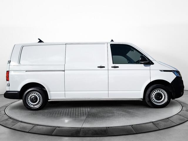 Volkswagen TRANSPORTER 2.0 TDI L2H1 28 (90 PK) 1e-Eig. & Dealer-Onderh. BOVAG-Garantie. NL-Auto. 3-Zits, Trekhaak, Apple-Carplay/Android-Auto, Airco/Climate, Cruise-Control, Side-Bars, Parkeersensoren