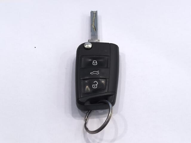 Volkswagen TRANSPORTER 2.0 TDI L2H1 28 (90 PK) 1e-Eig. & Dealer-Onderh. BOVAG-Garantie. NL-Auto. 3-Zits, Trekhaak, Apple-Carplay/Android-Auto, Airco/Climate, Cruise-Control, Side-Bars, Parkeersensoren