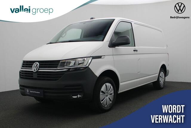 Volkswagen TRANSPORTER 2.0 TDI 110 pk L1H1 28 Comfortline | Trekhaak | 3-Zits | Parkeersensoren achter | Apple Carplay / Android Auto