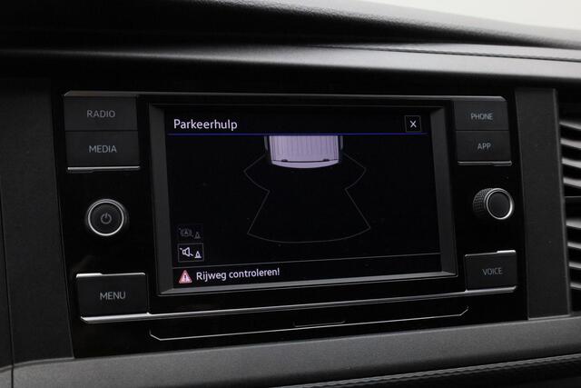 Volkswagen TRANSPORTER 2.0 TDI 110 pk L1H1 28 Comfortline | Trekhaak | 3-Zits | Parkeersensoren achter | Apple Carplay / Android Auto
