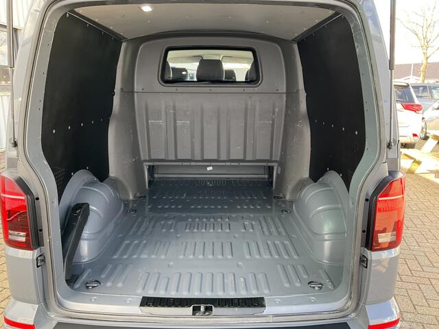 Volkswagen TRANSPORTER 6-Pers 2.0 TDI L2H1 DC 28 Highline Leer Cam Trekhaak Lang Multivan Caravelle Bulli 6 Persoons