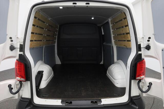 Volkswagen TRANSPORTER 2.0 TDI 90 pk L1H1 26 Economy Business | 3-zits | Parkeersensoren achter | Apple Carplay / Android Auto | Cruise Control