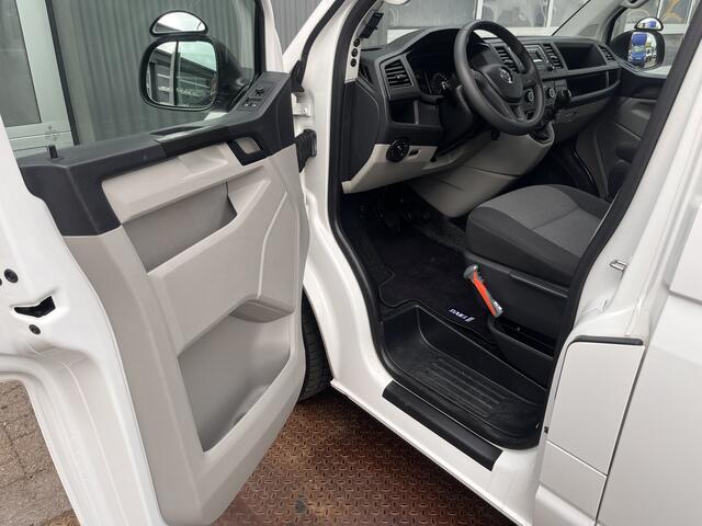 Volkswagen TRANSPORTER 2.0 TDI L2H1 DC Airco Cruise controle Trekhaak 2200kg trekgewicht Telefoonverbinding Kastinrichting Omvormer 5-Persoons Werkverlichting Euro 6