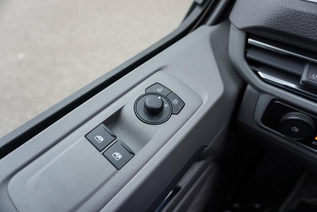 Volkswagen TRANSPORTER 2.0 TDI L2H1 30 Life 2.0 TDI L2H1 30 Life, Bijrijdersbank met doorlaadfunctie, Trekhaakvoorbereiding, Climatronic, PDV V + A, Achteruitrijcamera