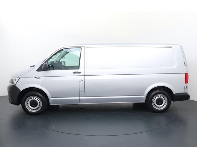 Volkswagen TRANSPORTER 2.0 TDI L2H1 Comfortline Executive+ | 102 PK | Comfortstoel + Bijrijdersbank | Navigatiesysteem Apple Carplay/Android Auto DAB+ Lederen MF-Stuurwiel | Voorruit Verwarming | Parkeersensoren Achter | Laadruimte Betimmering