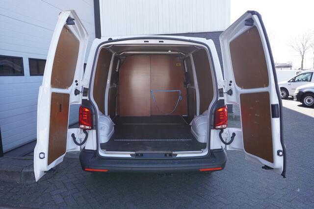 Volkswagen TRANSPORTER 2.0 TDI 150PK L2 2x Schuifdeur EURO 6 - Airco - Navi - Cruise - ¤ 17.900,- Excl.