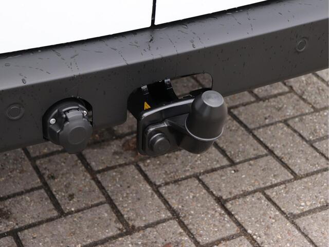 Volkswagen TRANSPORTER 2.0 TDI L1H1 28 150pk Automaat | Trekhaak | Camera | App-Connect | Laadvloer | Cruise Control | Parkeersensoren | Bijrijdersbank |