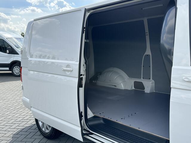 Volkswagen TRANSPORTER 2.0 TDI HIGHLINE+ / L2H1 / TREKHAAK / NAVI / CRUISE / AIRCO / PDC / APPLE CARPLAY / ANDROID