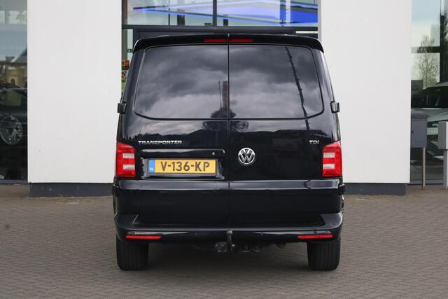 Volkswagen TRANSPORTER 2.0 TDI L2H1 Highline 150PK / 110kW DSG, 1e eigenaar, LED verlichting, achteruitrijcamera (rear view), verwarmbare voorruit, navigatie, Apple Carplay / Android Auto, lederen bekleding, 2-zits, achterdeuren gesloten, extra inbraakwerende sloten, parkeersen