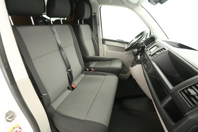 Volkswagen TRANSPORTER 2.0 TDI L2H1 150PK DSG Automaat Airco Cruise Camera 3 Persoons LED PDC Trekhaak