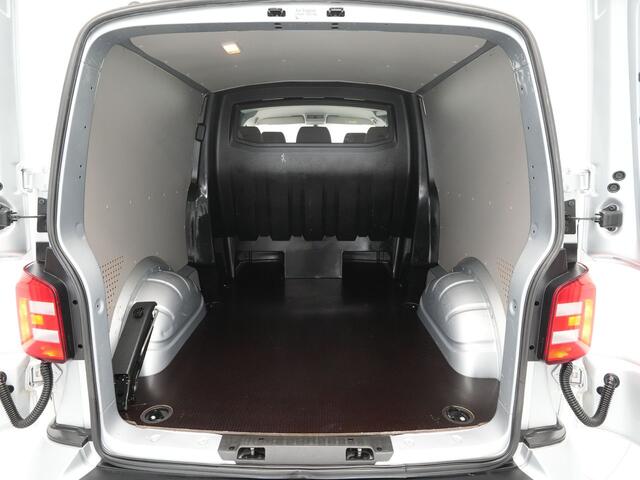 Volkswagen TRANSPORTER 2.0 TDI L2H1 DC Highline Navigatie Trekhaak Voorruitverwarming Acc