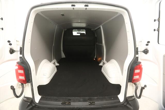 Volkswagen TRANSPORTER 150PK 2.0 TDI L2H1 DSG Automaat Airco Cruise Carplay 3 Persoons PDC Elektrpakket Trekhaak