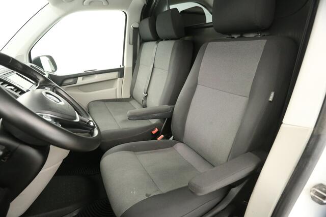 Volkswagen TRANSPORTER 150PK 2.0 TDI L2H1 DSG Automaat Airco Cruise Carplay 3 Persoons PDC Elektrpakket Trekhaak