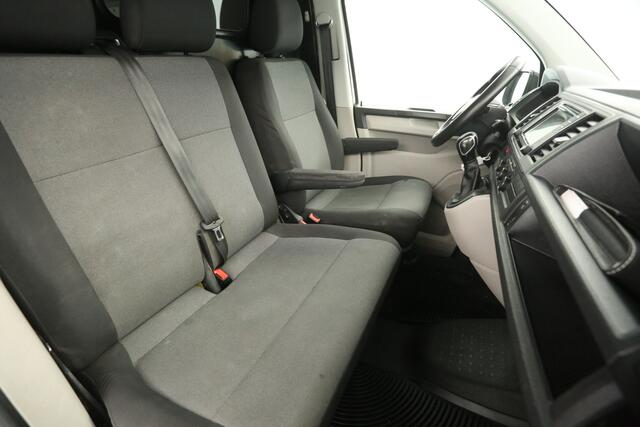 Volkswagen TRANSPORTER 150PK 2.0 TDI L2H1 DSG Automaat Airco Cruise Carplay 3 Persoons PDC Elektrpakket Trekhaak