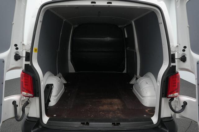 Volkswagen TRANSPORTER 2.0 TDI 110 pk L2H1 28 | 3-zits | Navigatie | Cruise Control