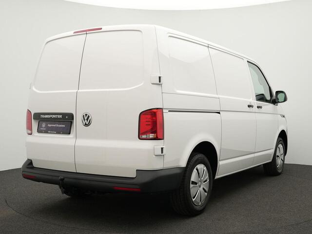 Volkswagen TRANSPORTER 2.0 TDI 110 pk L1H1 28 | Trekhaak | 3-zits | Parkeersensoren achter | Apple Carplay / Android Auto