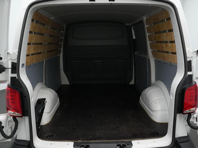 Volkswagen TRANSPORTER 2.0 TDI 110 pk L1H1 28 | Trekhaak | 3-zits | Parkeersensoren achter | Apple Carplay / Android Auto