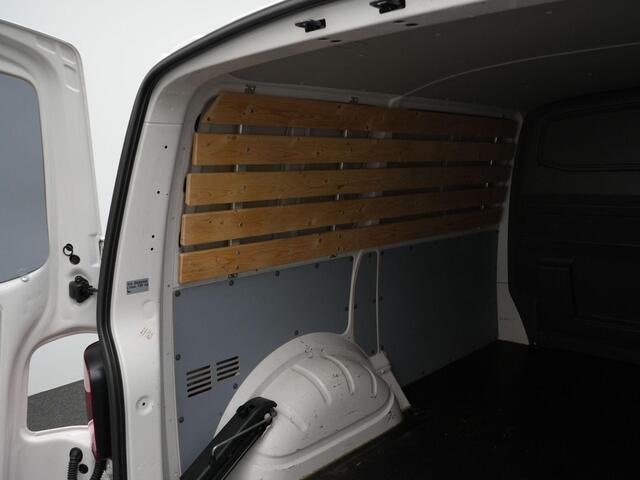 Volkswagen TRANSPORTER 2.0 TDI 110 pk L1H1 28 | Trekhaak | 3-zits | Parkeersensoren achter | Apple Carplay / Android Auto