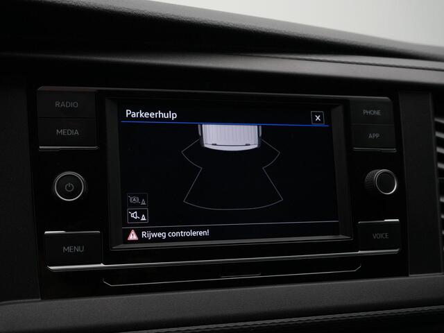 Volkswagen TRANSPORTER 2.0 TDI 110 pk L1H1 28 | Trekhaak | 3-zits | Parkeersensoren achter | Apple Carplay / Android Auto