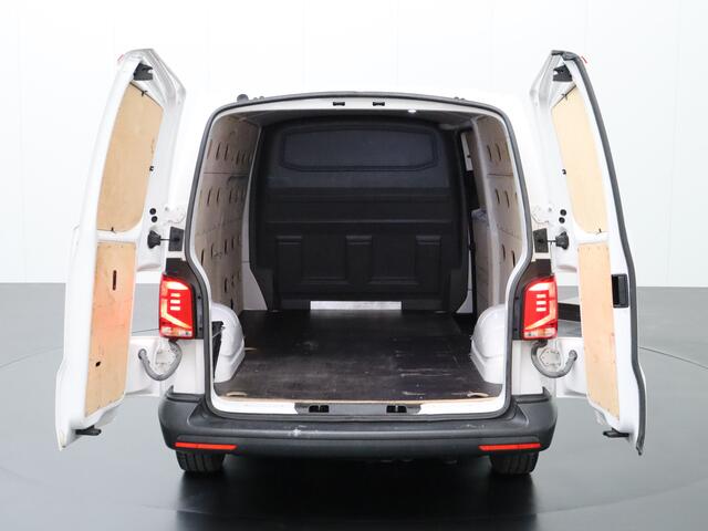 Volkswagen TRANSPORTER 2.0TDI 150PK Lang Achterdeuren | Navigatie | Airco | Cruise | Betimmering