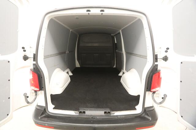 Volkswagen TRANSPORTER 2.0 TDI L2H1 Airco Cruise Carplay PDC Navigatie 3 Persoons Elektrpakket Trekhaak
