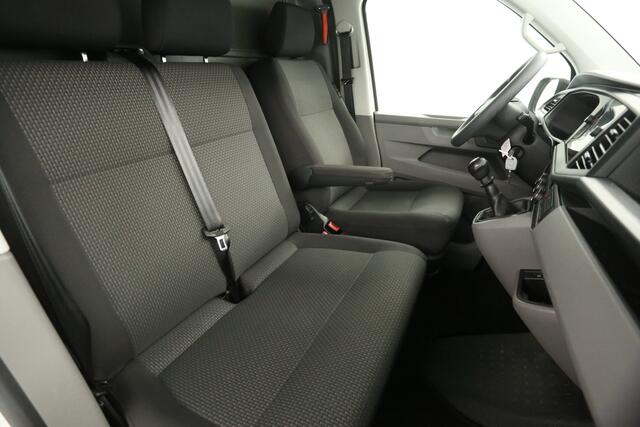 Volkswagen TRANSPORTER 2.0 TDI L2H1 Airco Cruise Carplay PDC Navigatie 3 Persoons Elektrpakket Trekhaak