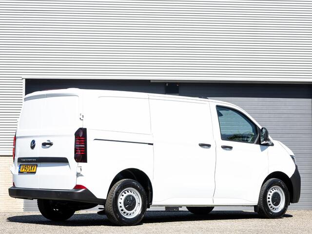 Volkswagen TRANSPORTER 2.0 TDI L1H1 28 | BPM-vrij | Achterdeuren | Cruise control | Parkeersensoren | App-connect | Airco |